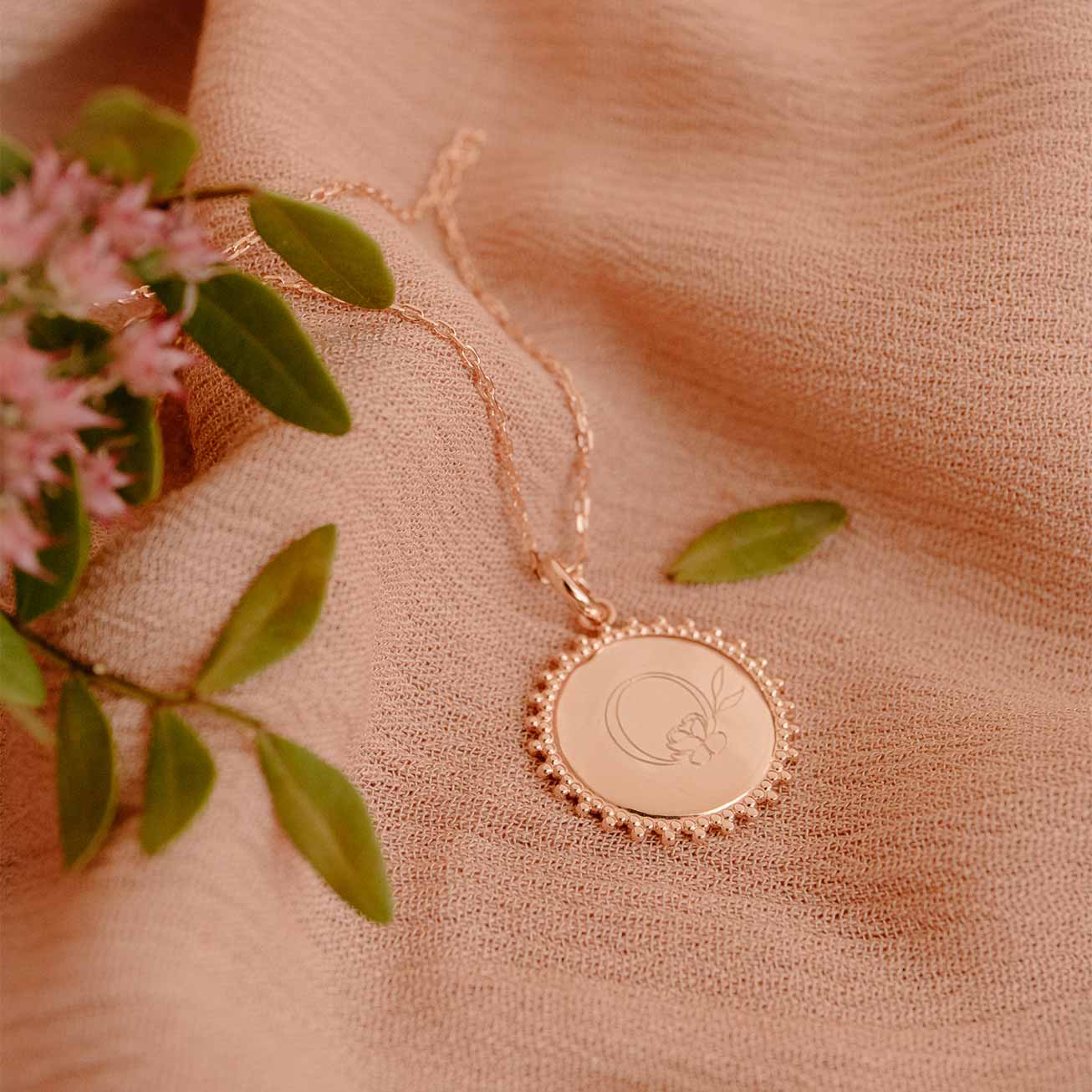 Collana personalizzata sole iniziale floreale plac