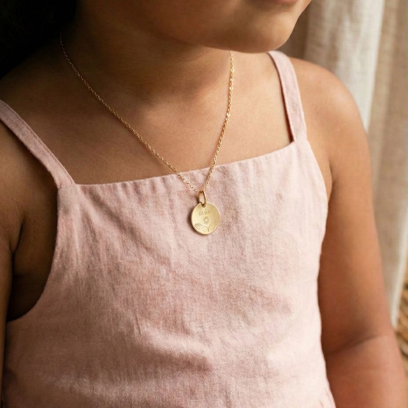 Medaglia da battesimo Mani aperte nome