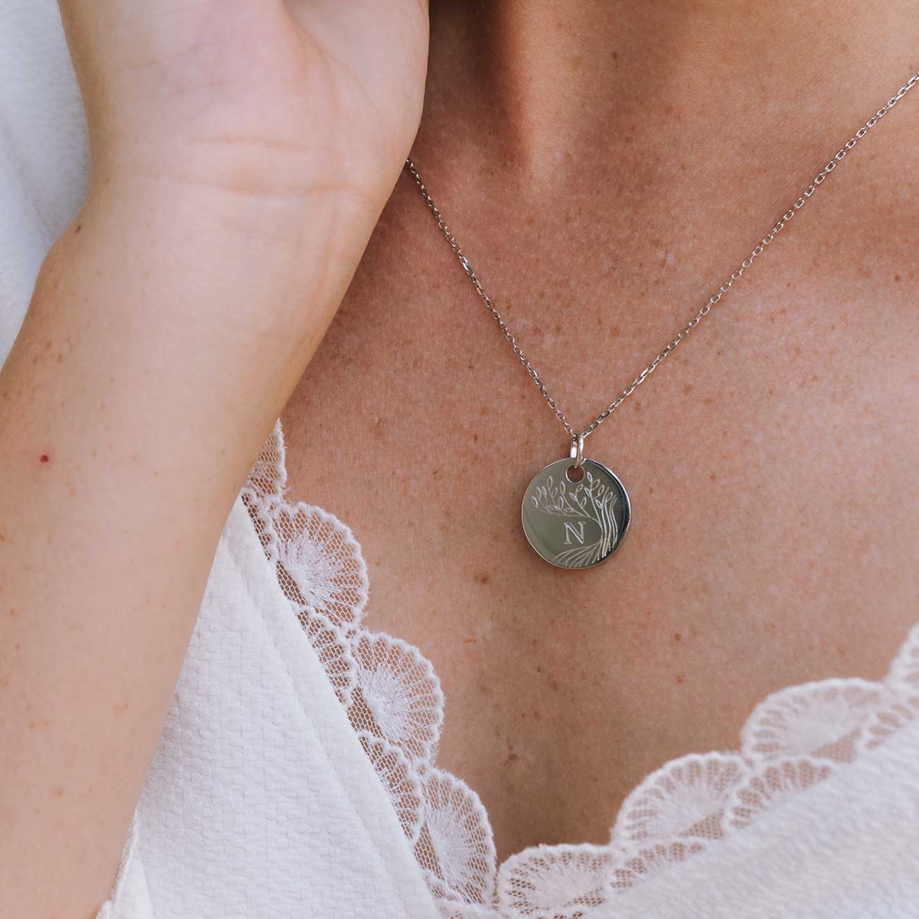 Collana con iniziale albero della vita argento