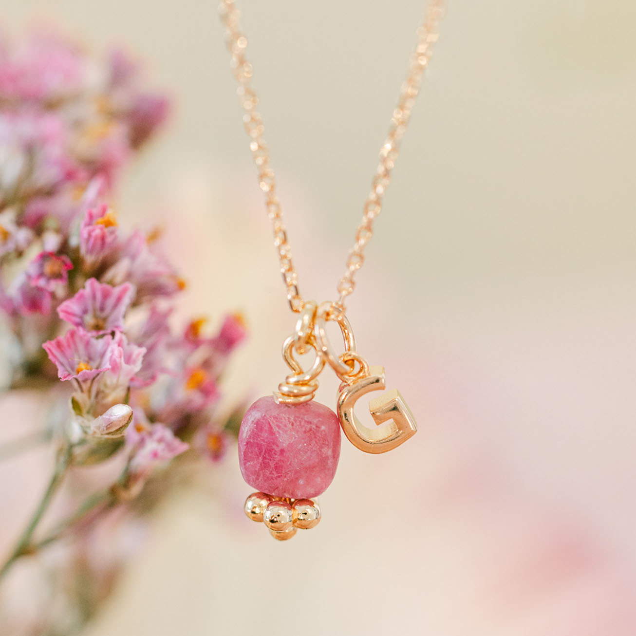 Collana personalizzata iniziale e rubino oro