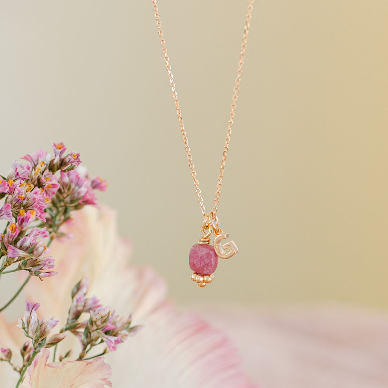 Collana personalizzata iniziale e rubino oro