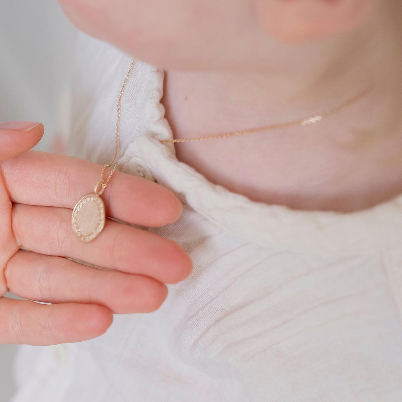 Collana per bambini corona iniziale oro spazzolato