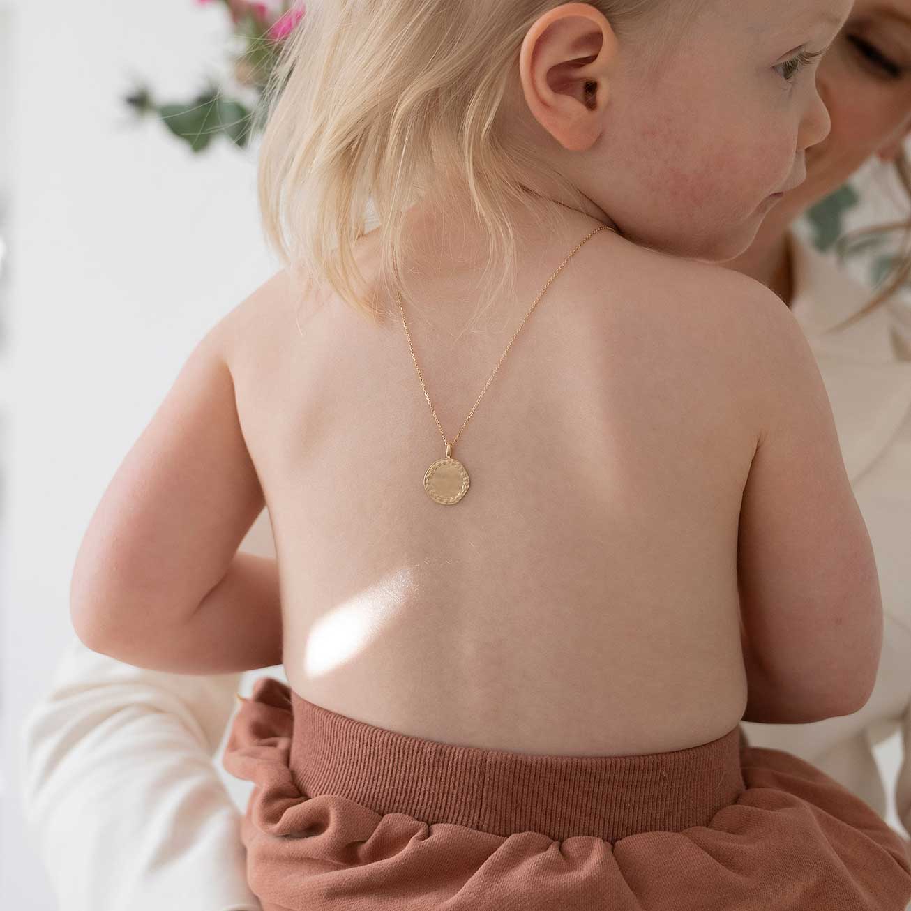Collana per bambini corona iniziale oro spazzolato