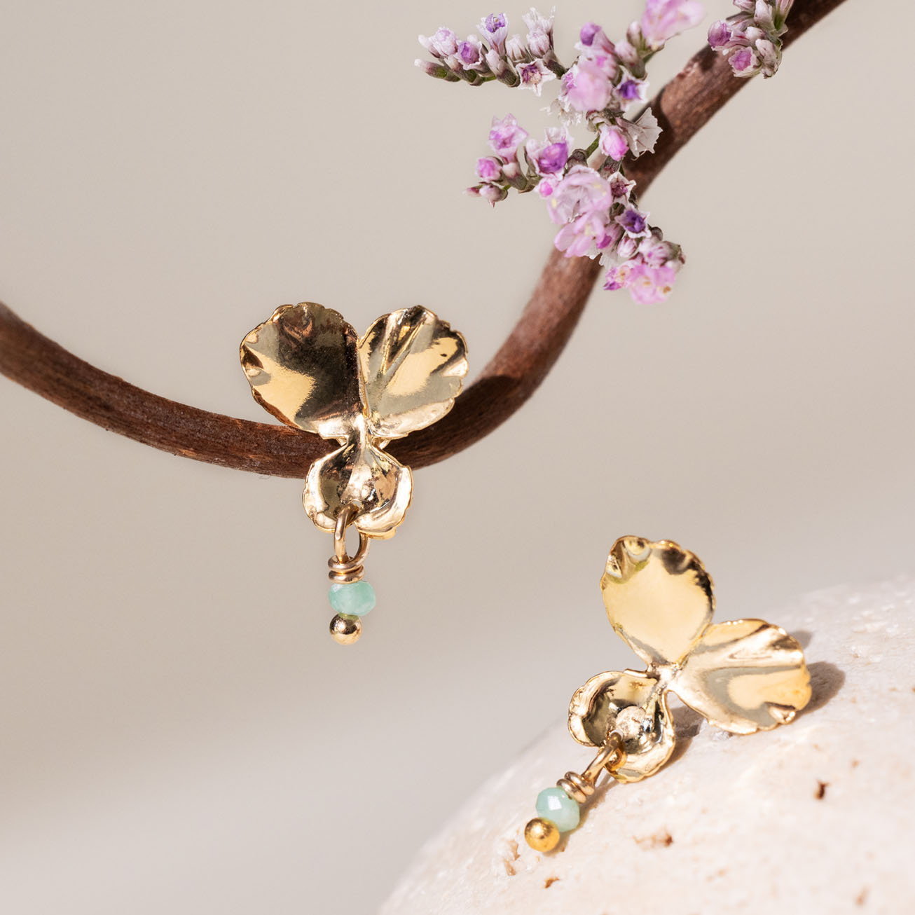 Orecchini viola del pensiero smeraldo oro giallo