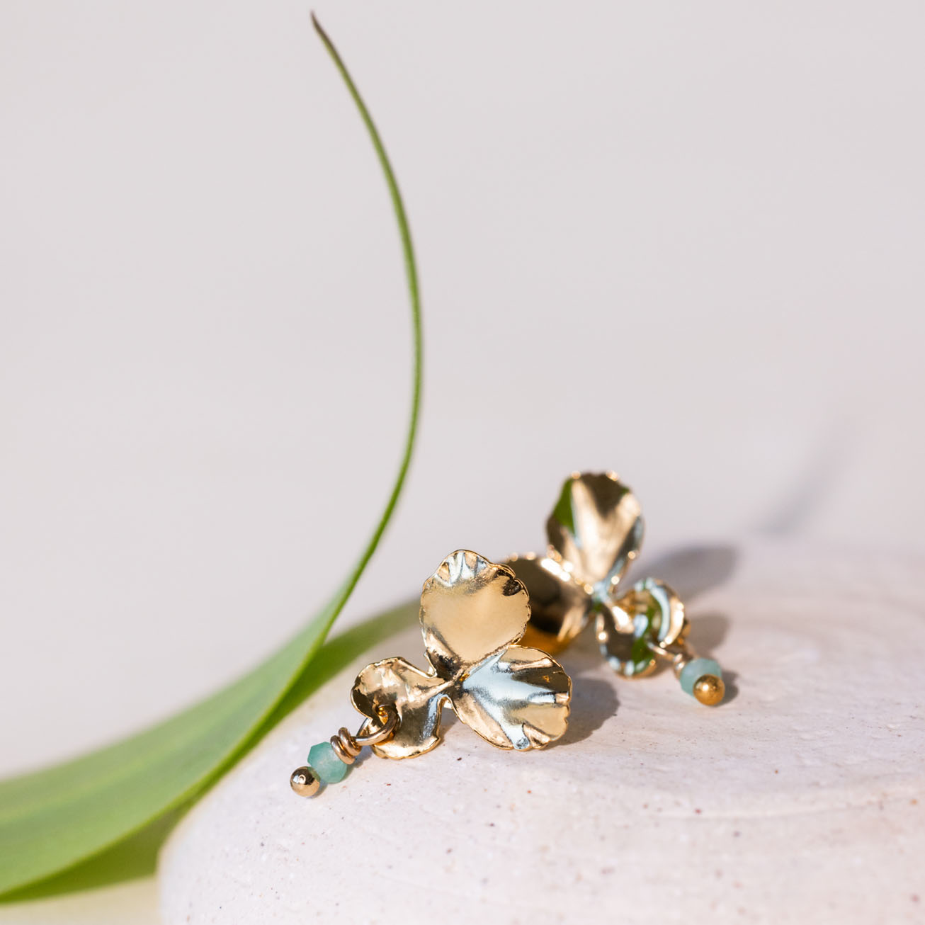 Orecchini viola del pensiero smeraldo oro giallo