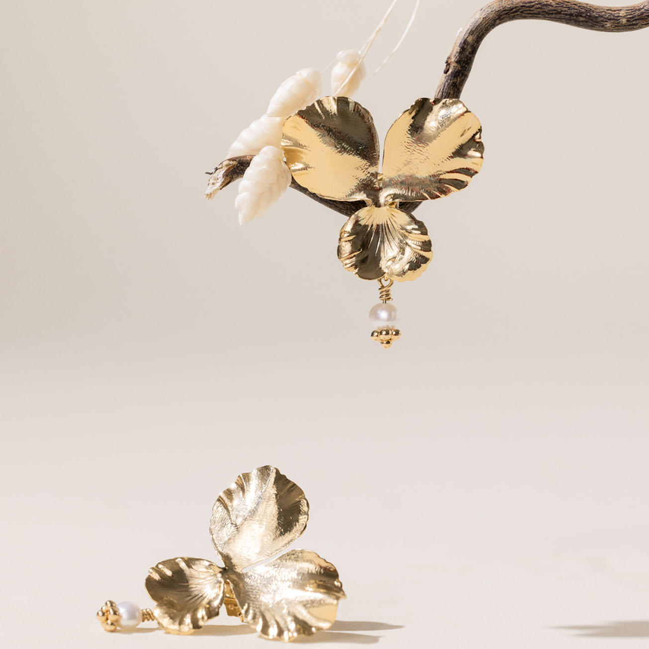 Orecchini viola del pensiero madreperla oro giallo