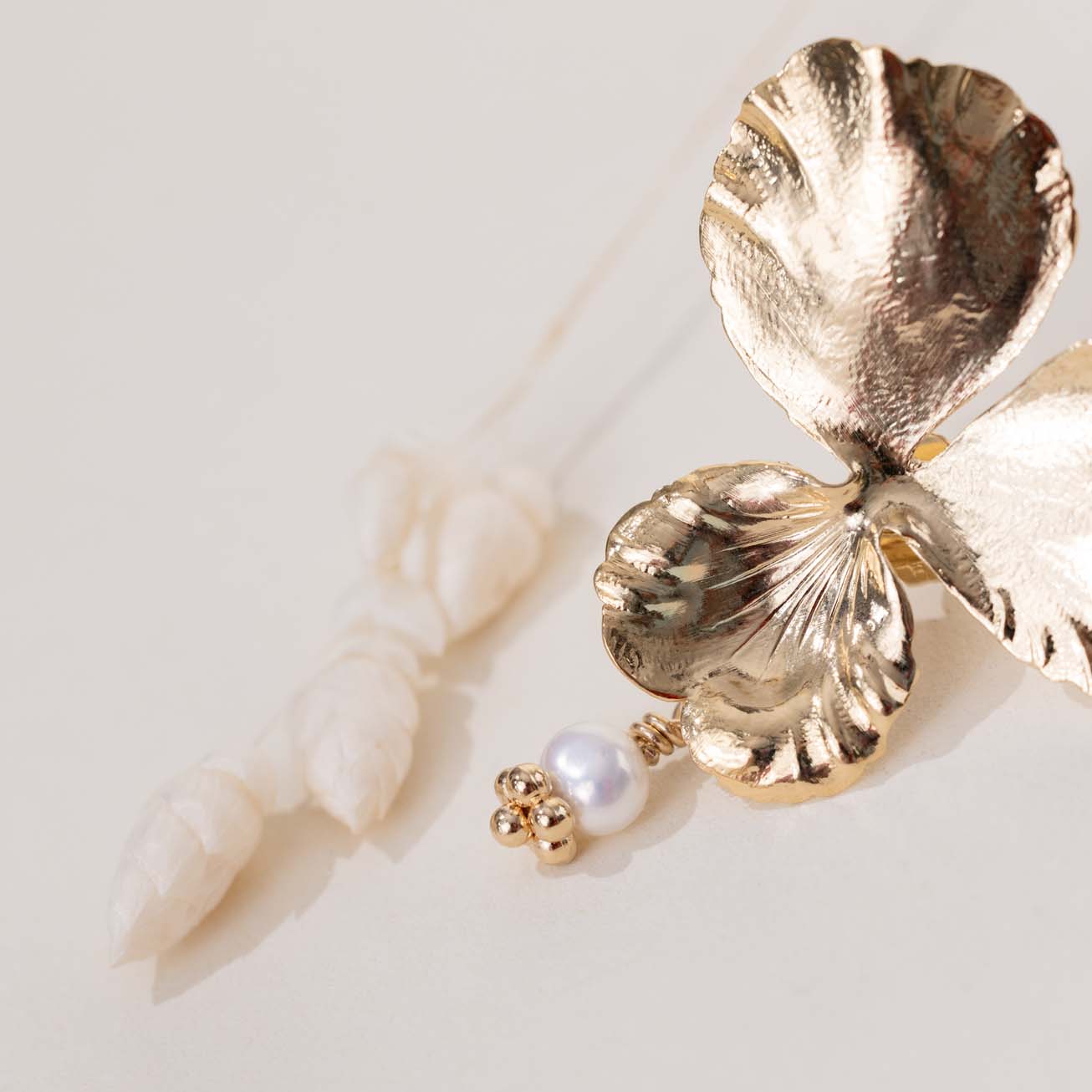 Orecchini viola del pensiero madreperla oro giallo