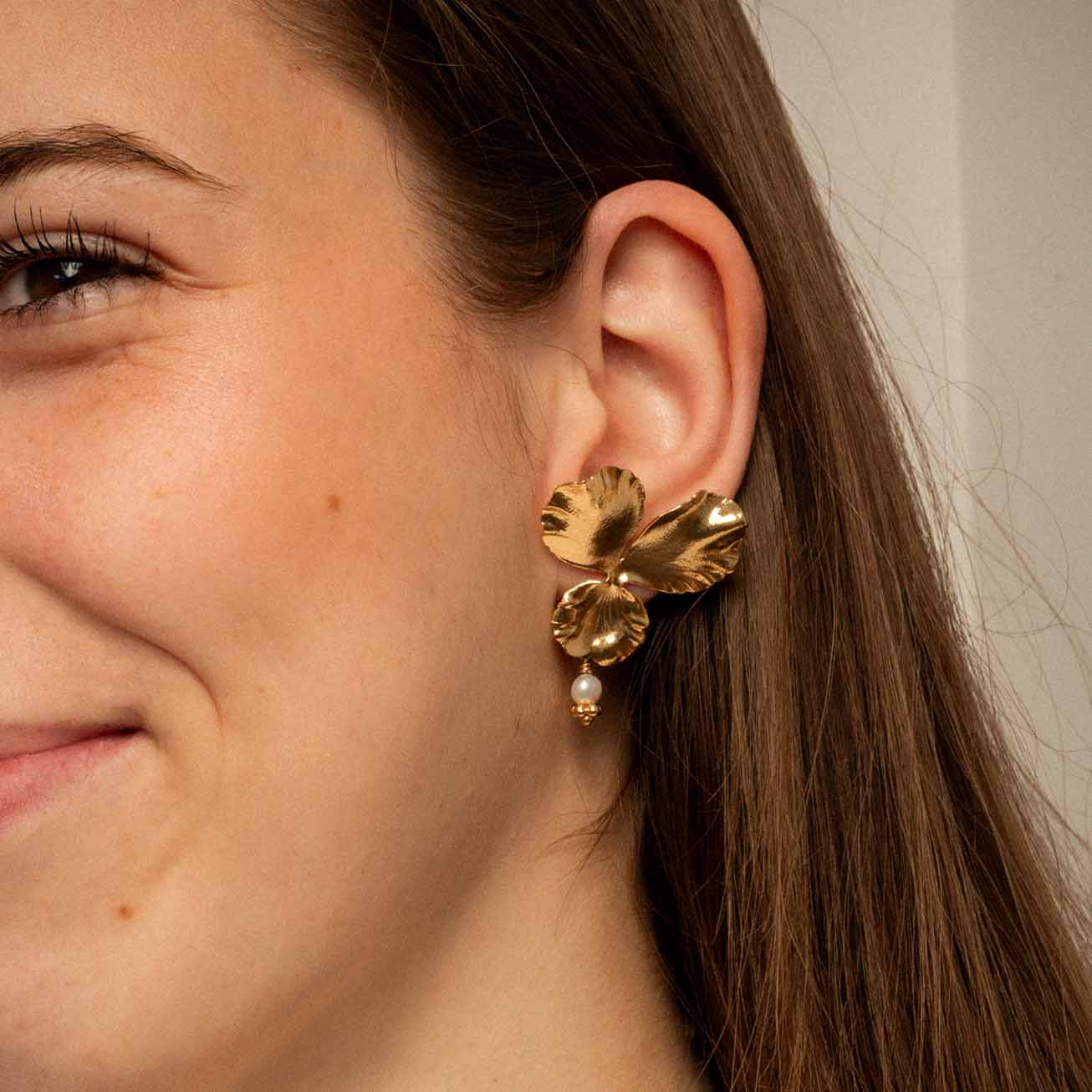 Orecchini viola del pensiero madreperla oro giallo