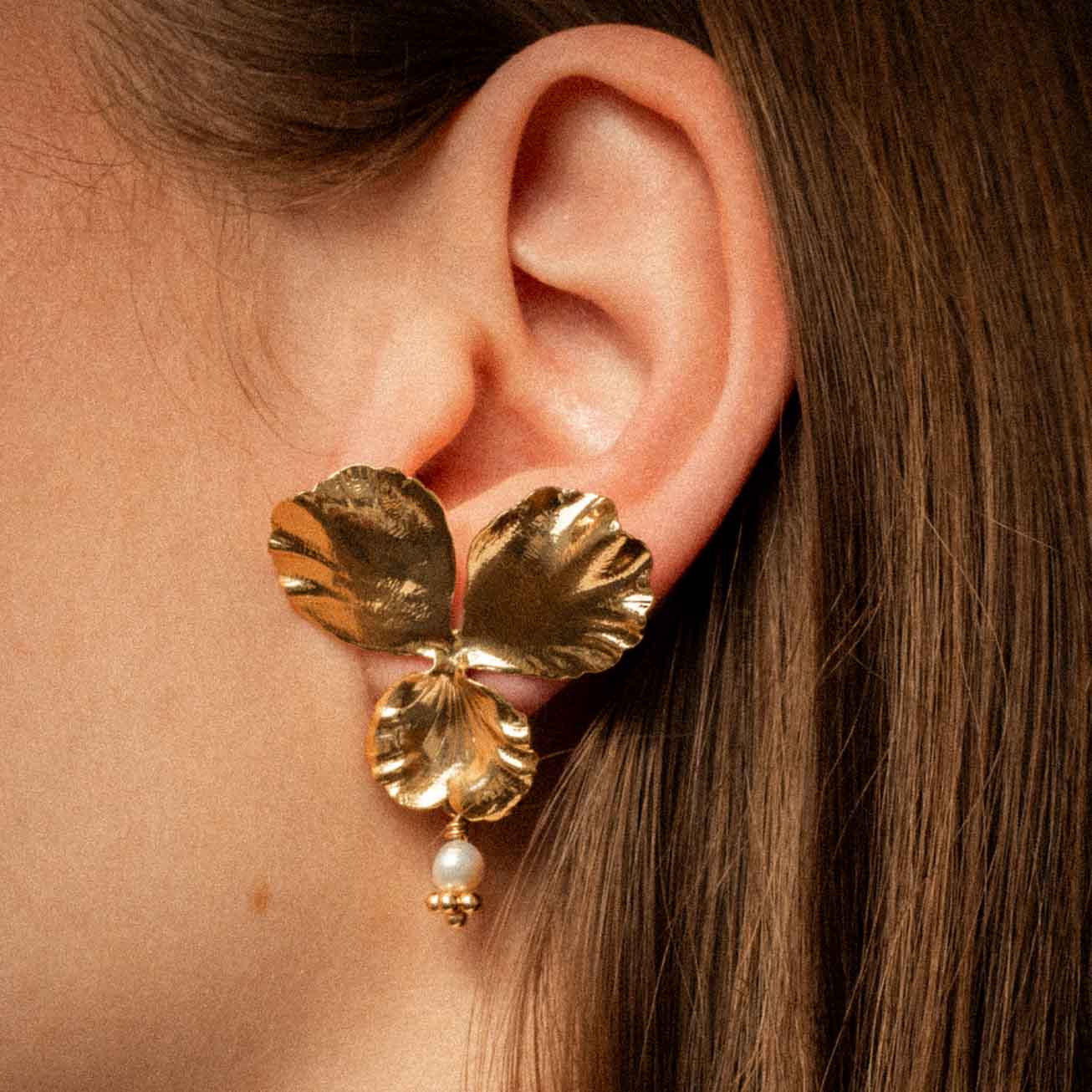 Orecchini viola del pensiero madreperla oro giallo