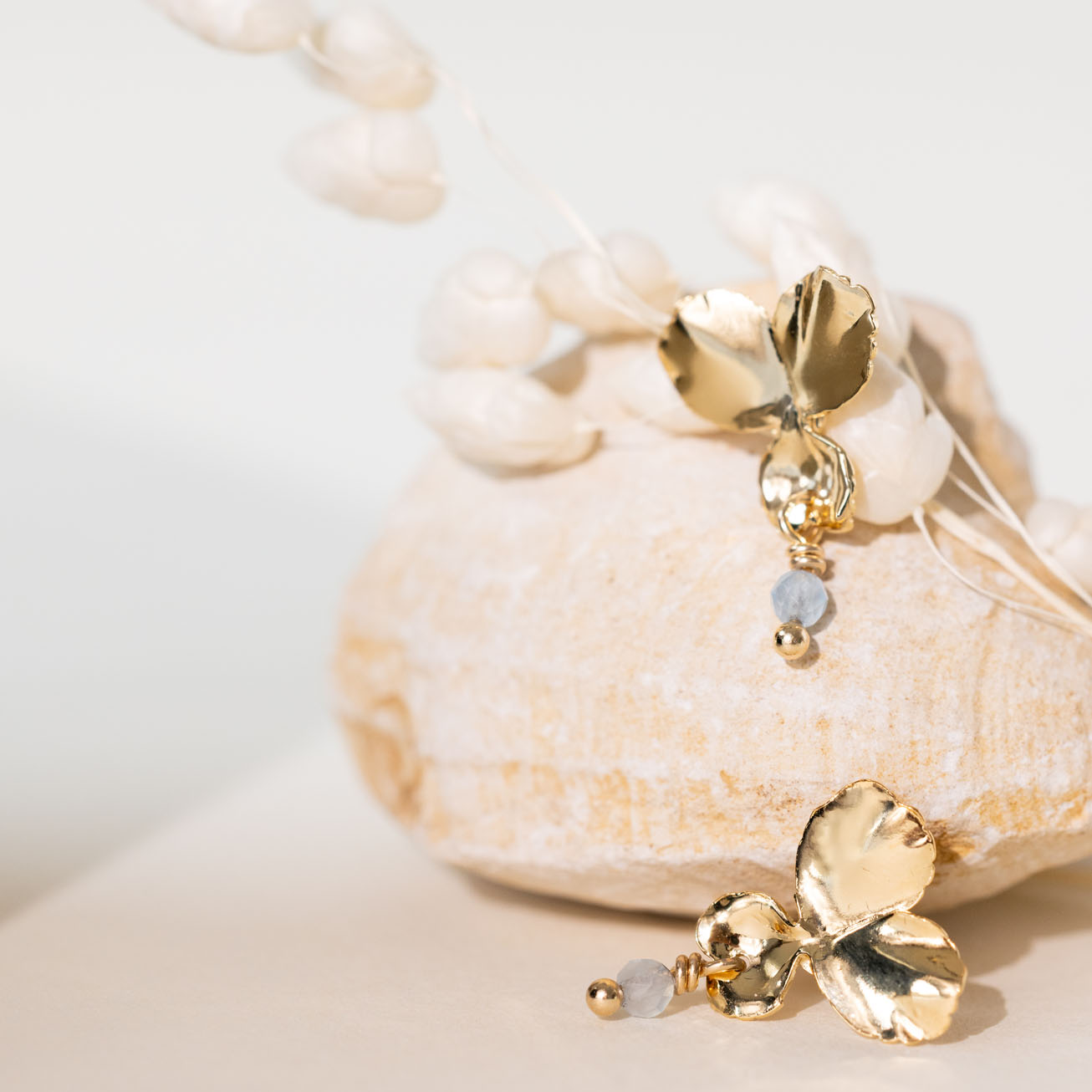 Orecchini viola del pensiero Acquamarina