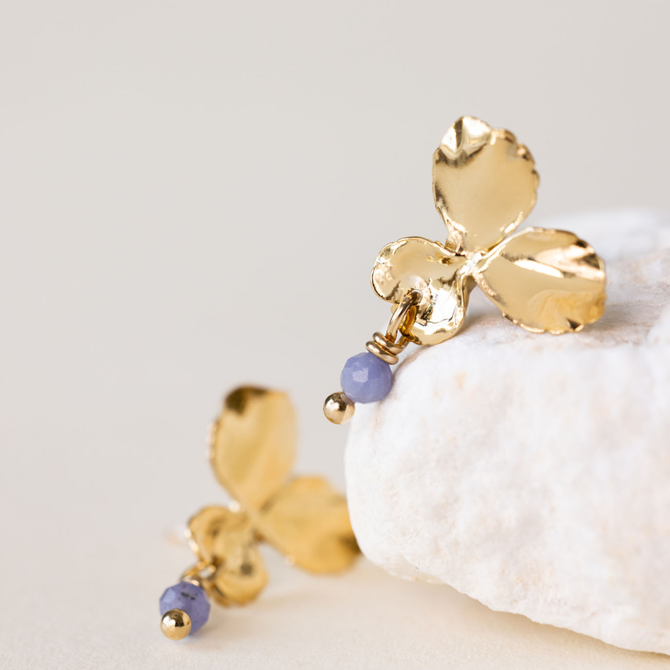 Orecchini viola del pensiero tanzanite