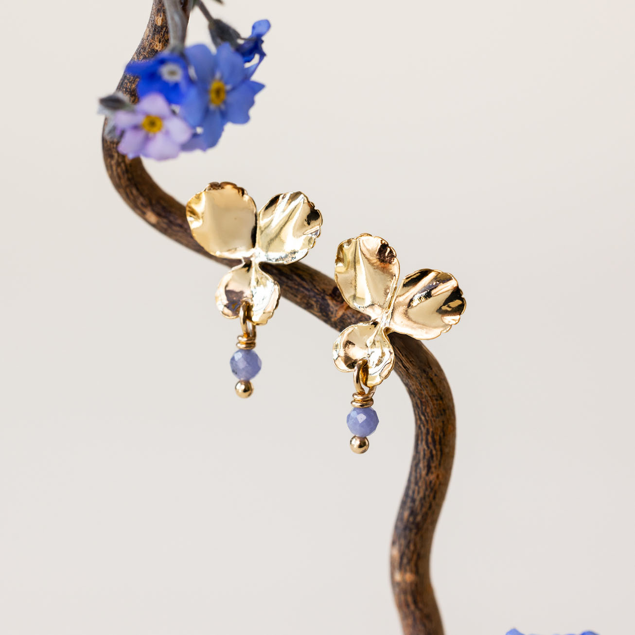 Orecchini viola del pensiero tanzanite