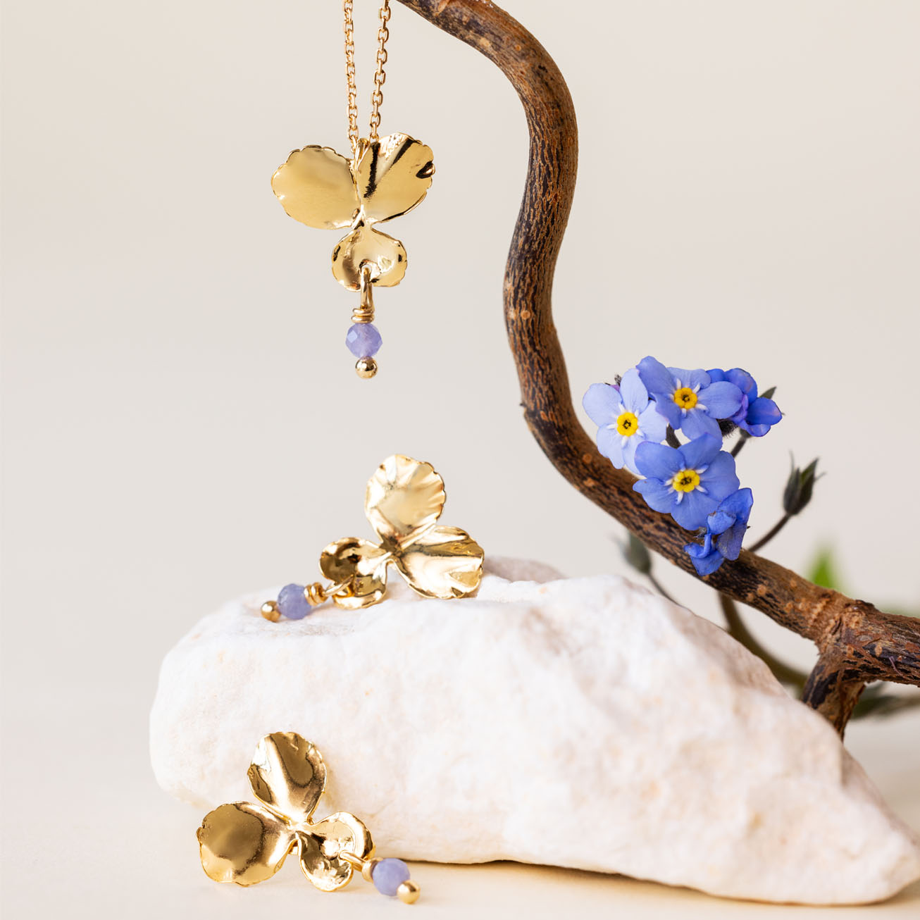 Orecchini viola del pensiero tanzanite