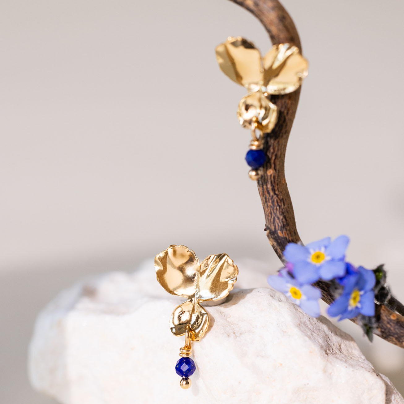 Orecchini viola del pensiero lapislazzuli