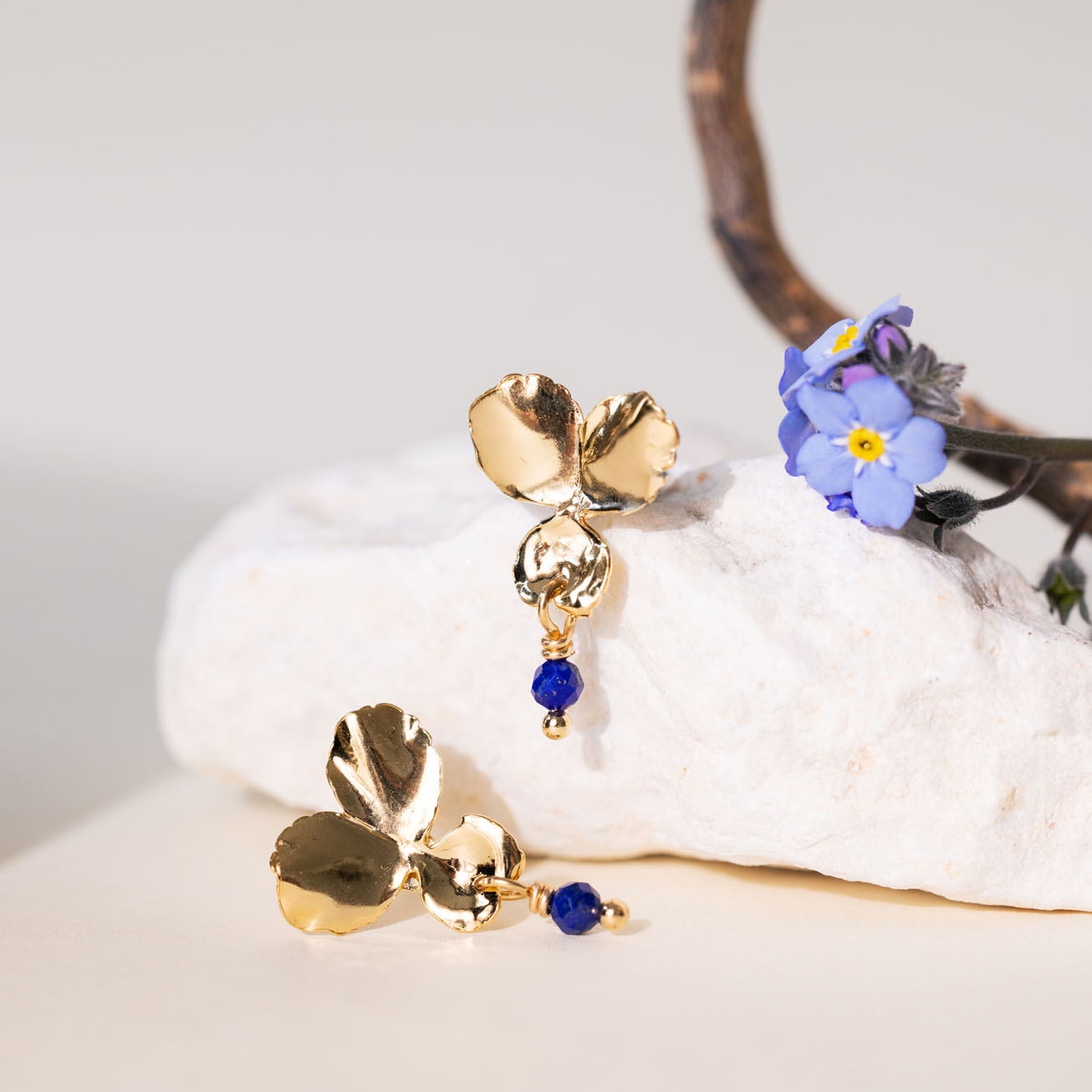 Orecchini viola del pensiero lapislazzuli