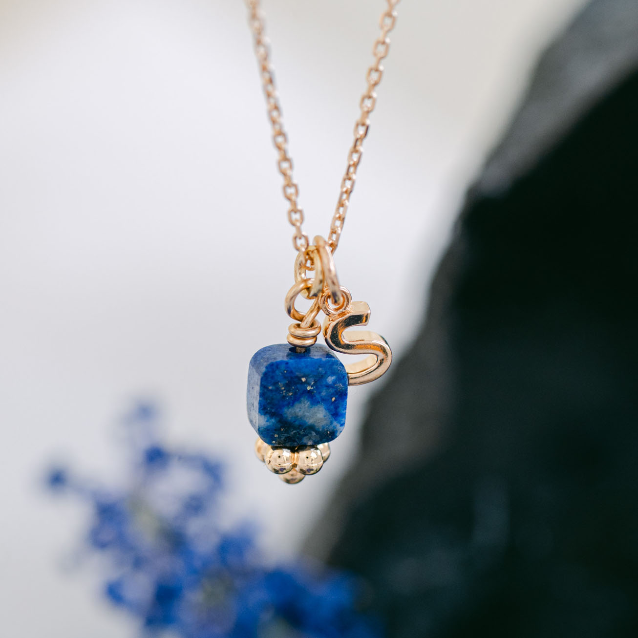 Collana iniziale lapislazzuli mese di settembre