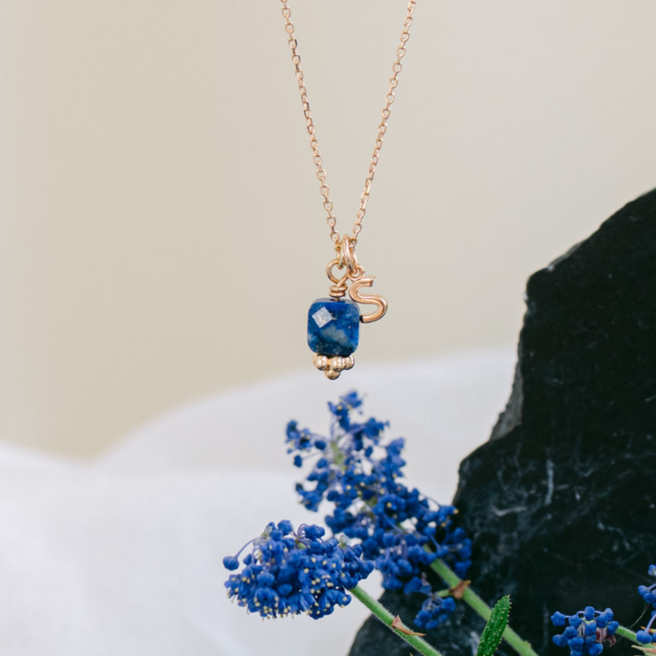 Collana iniziale lapislazzuli mese di settembre