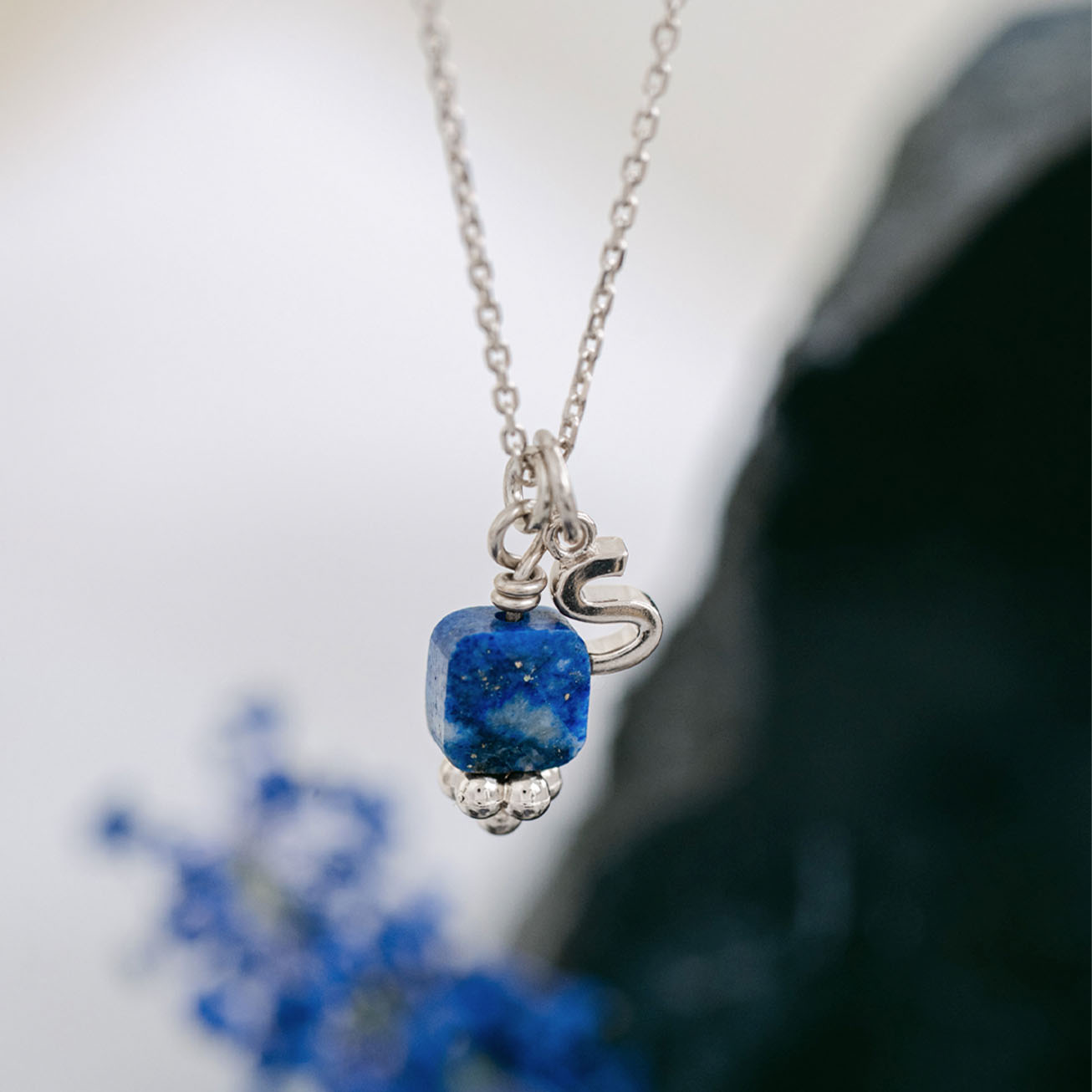 Collana iniziale pietra lapislazzuli quadrata
