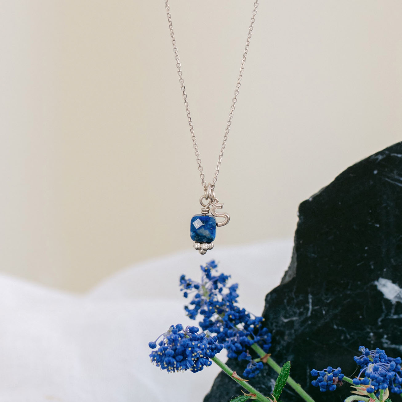 Collana iniziale pietra lapislazzuli quadrata