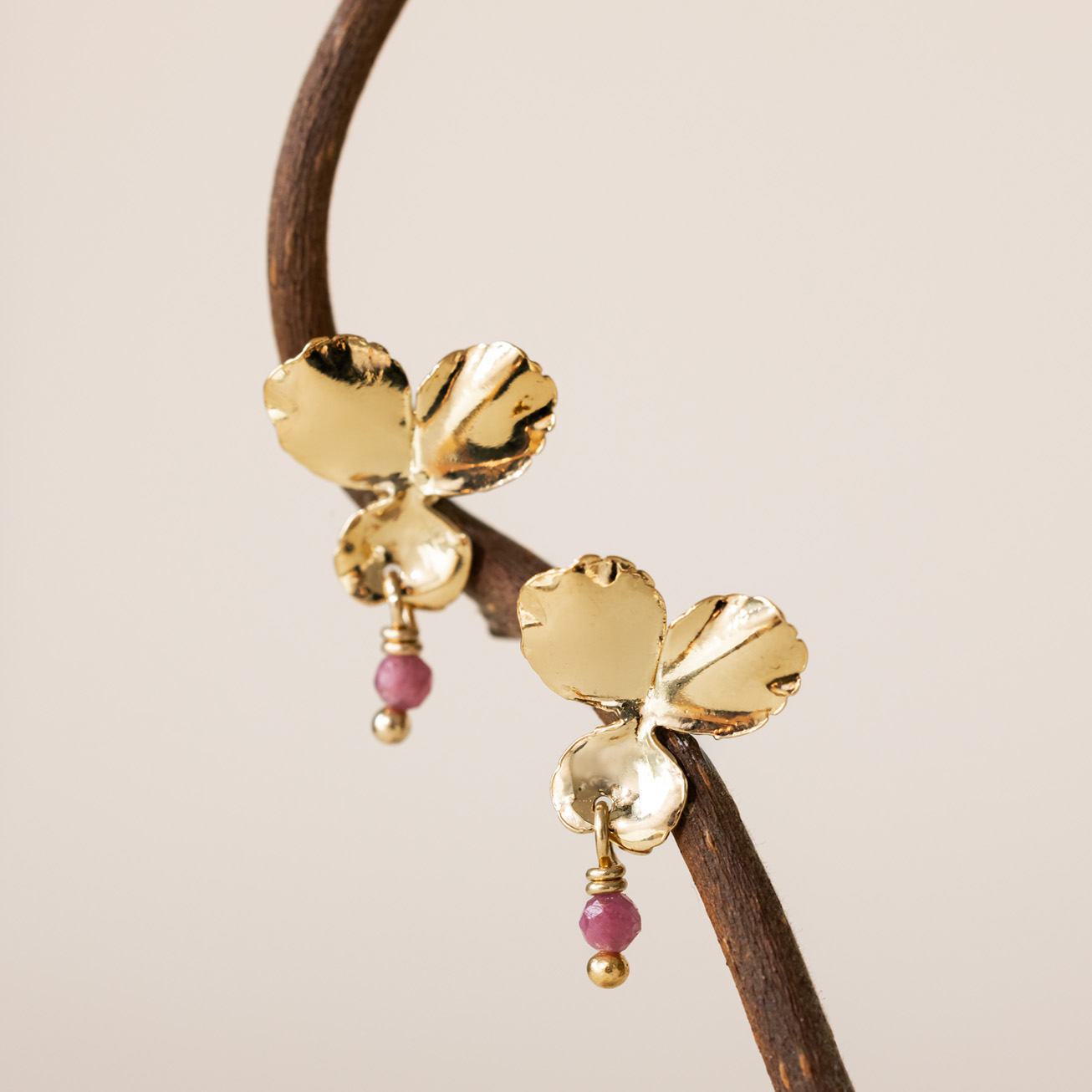 Orecchini viola del pensiero rubino