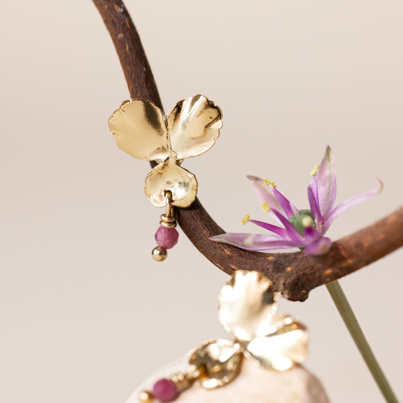 Orecchini viola del pensiero rubino