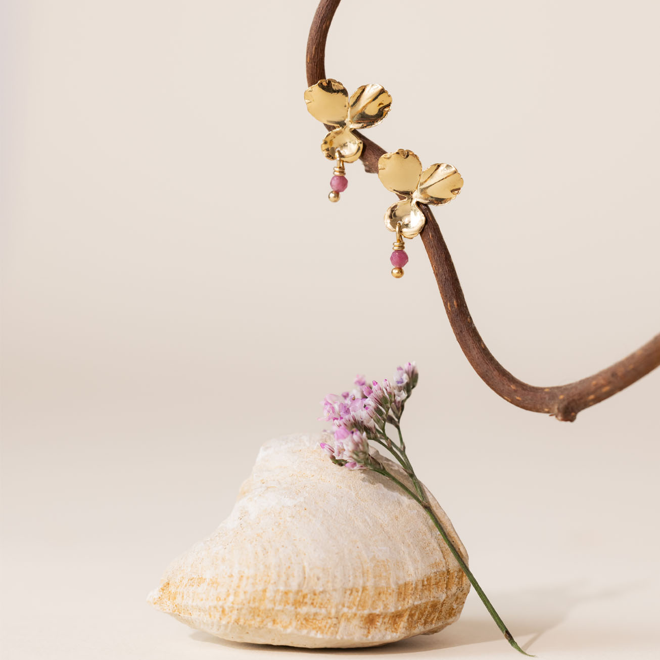 Orecchini viola del pensiero rubino