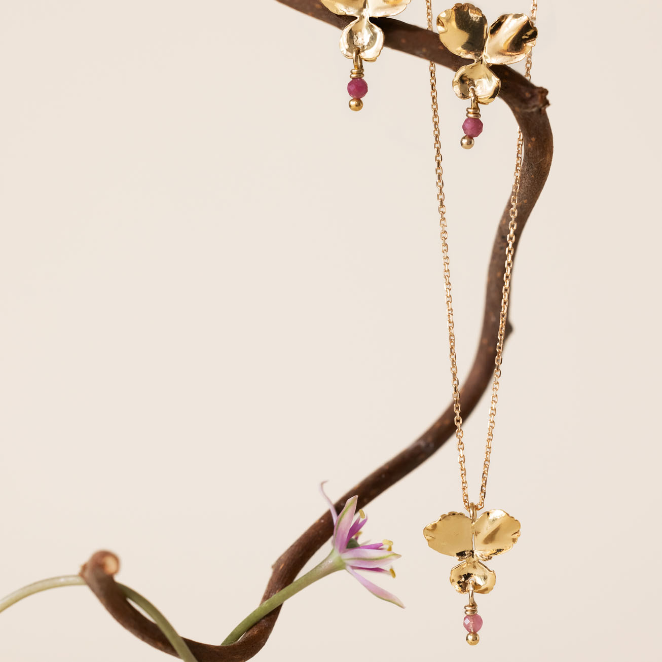 Orecchini viola del pensiero rubino