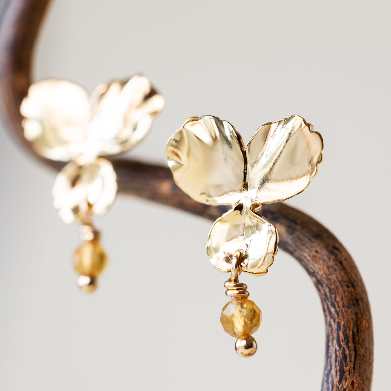 Orecchini viola del pensiero e citrino