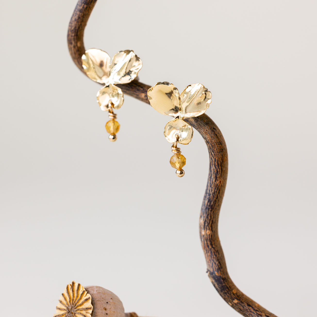 Orecchini viola del pensiero e citrino