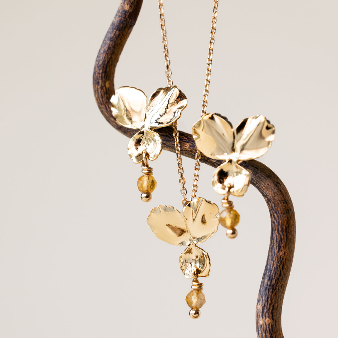 Orecchini viola del pensiero e citrino