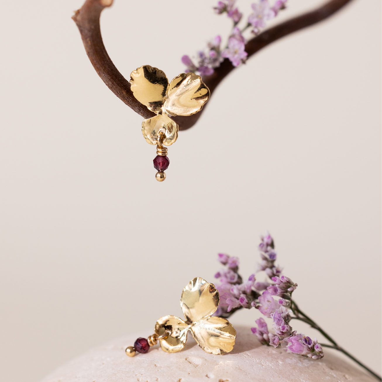 Orecchini viola del pensiero e pietra granato