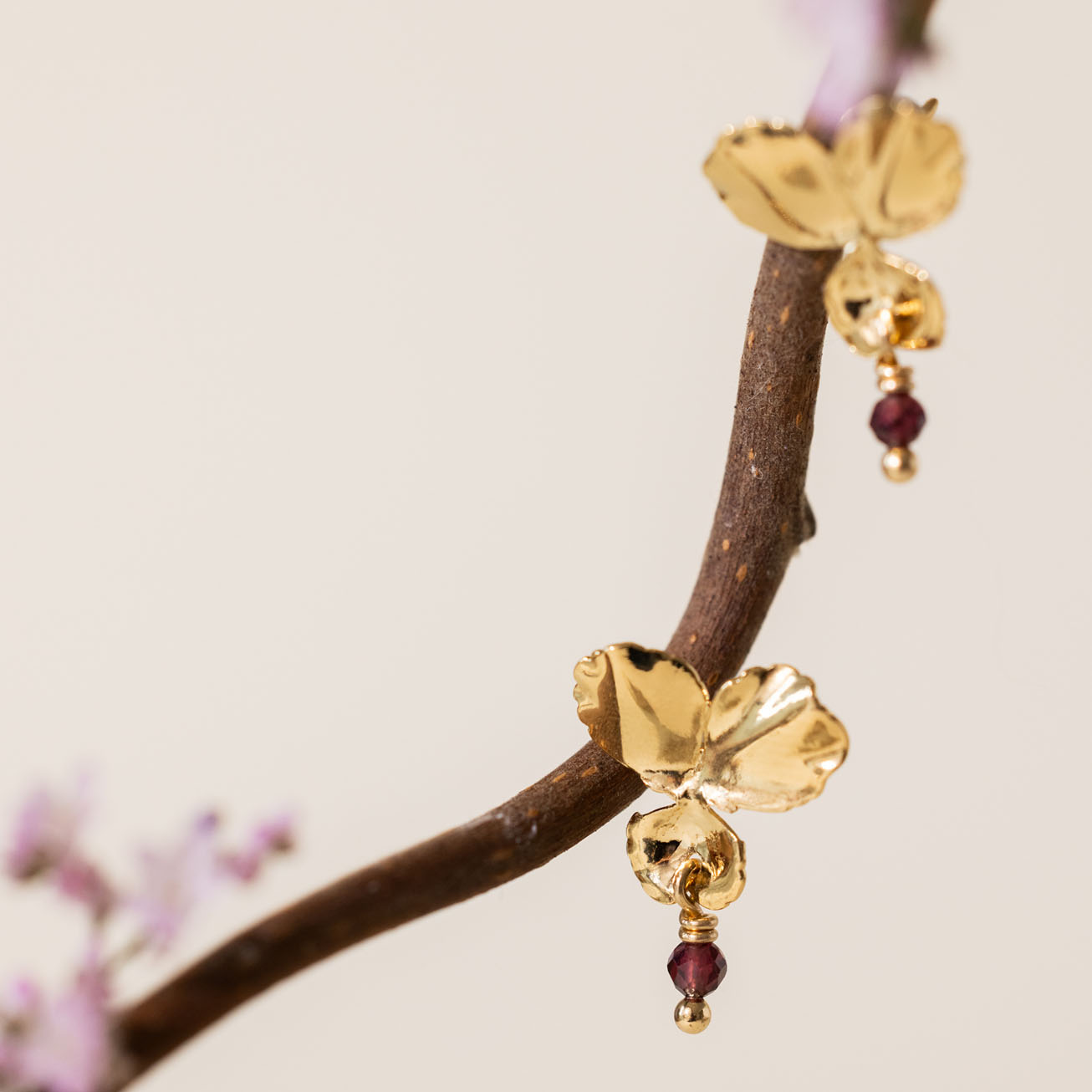 Orecchini viola del pensiero e pietra granato