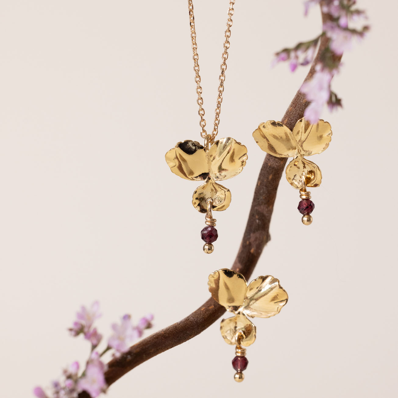 Orecchini viola del pensiero e pietra granato