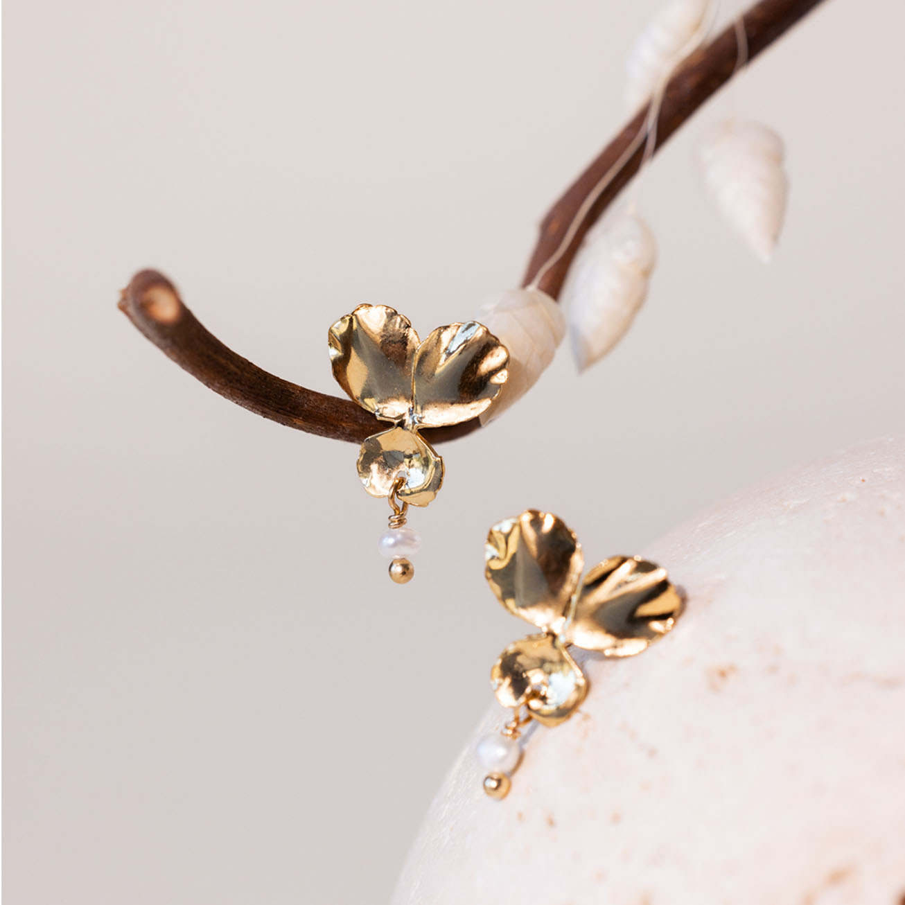 Orecchini viola del pensiero e madreperla