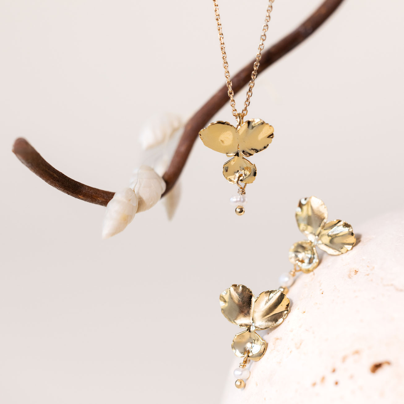 Orecchini viola del pensiero e madreperla