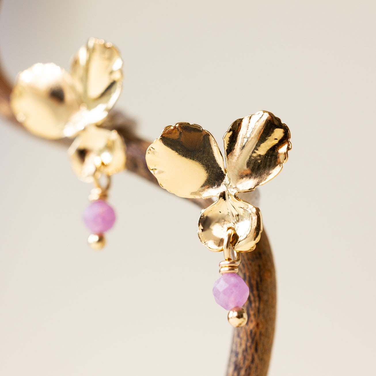 Orecchini viola del pensiero e tormalina rosa