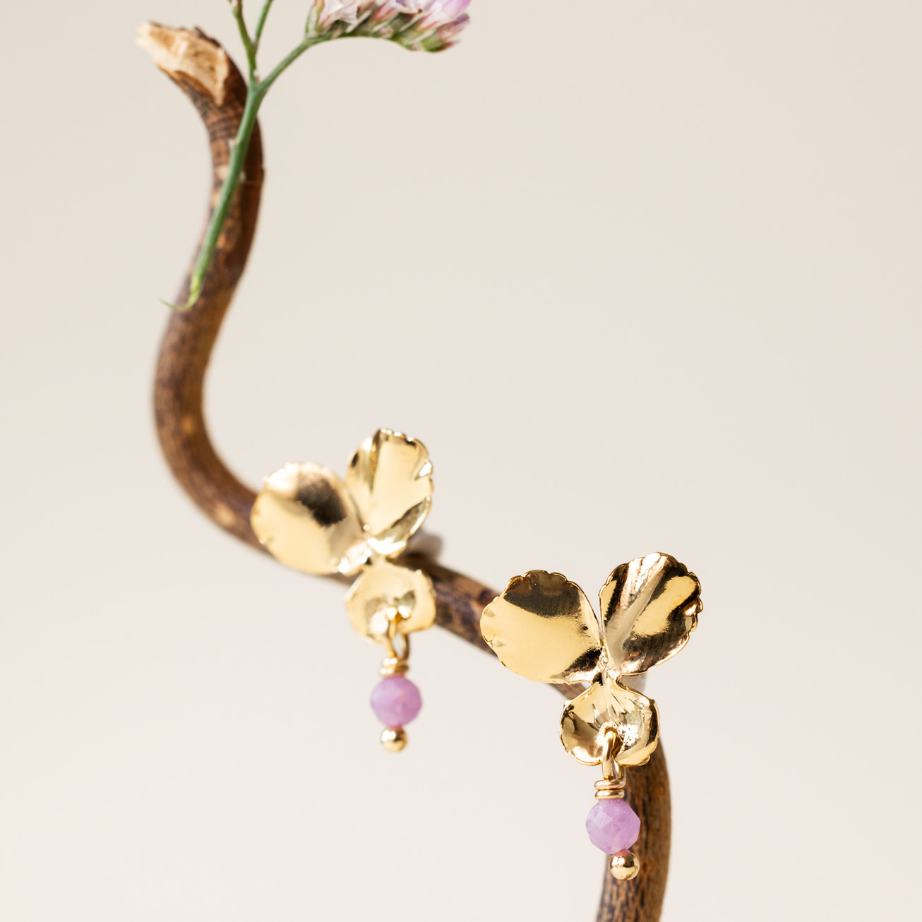 Orecchini viola del pensiero e tormalina rosa