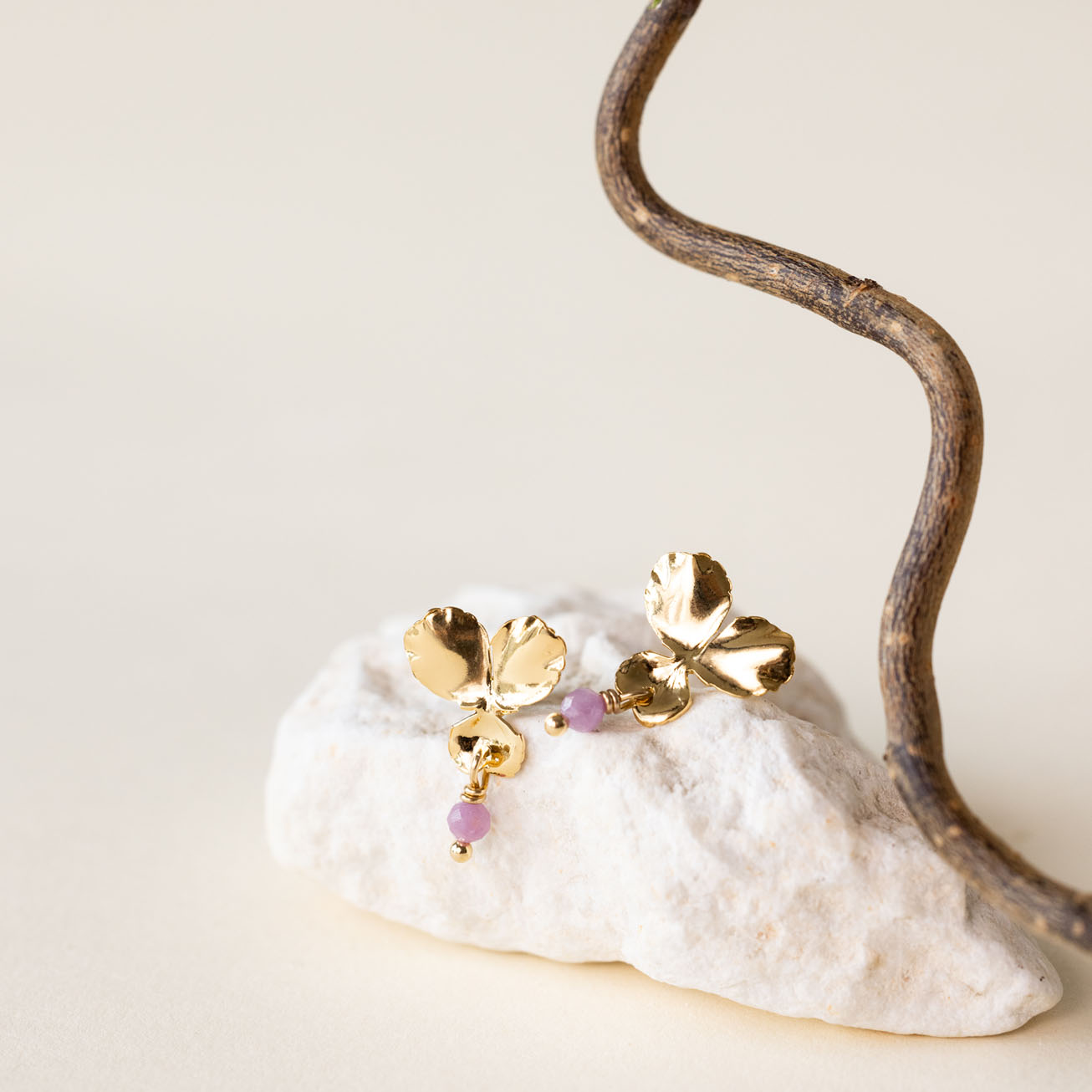 Orecchini viola del pensiero e tormalina rosa