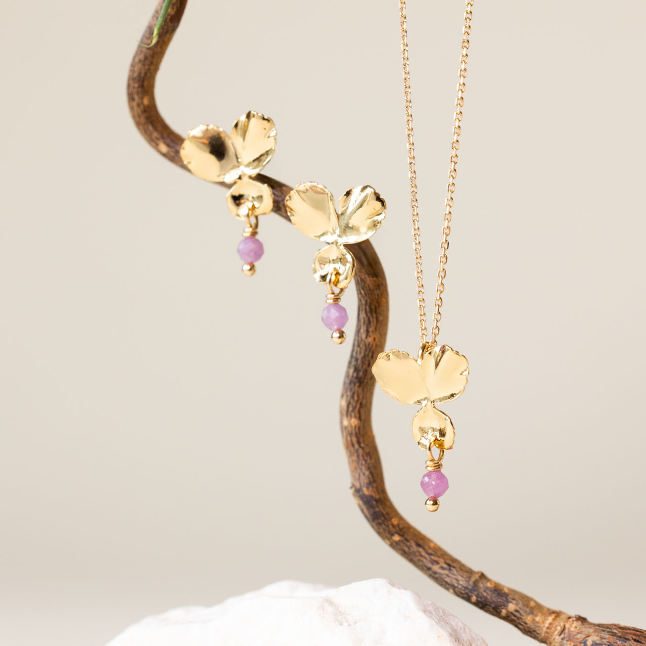 Orecchini viola del pensiero e tormalina rosa