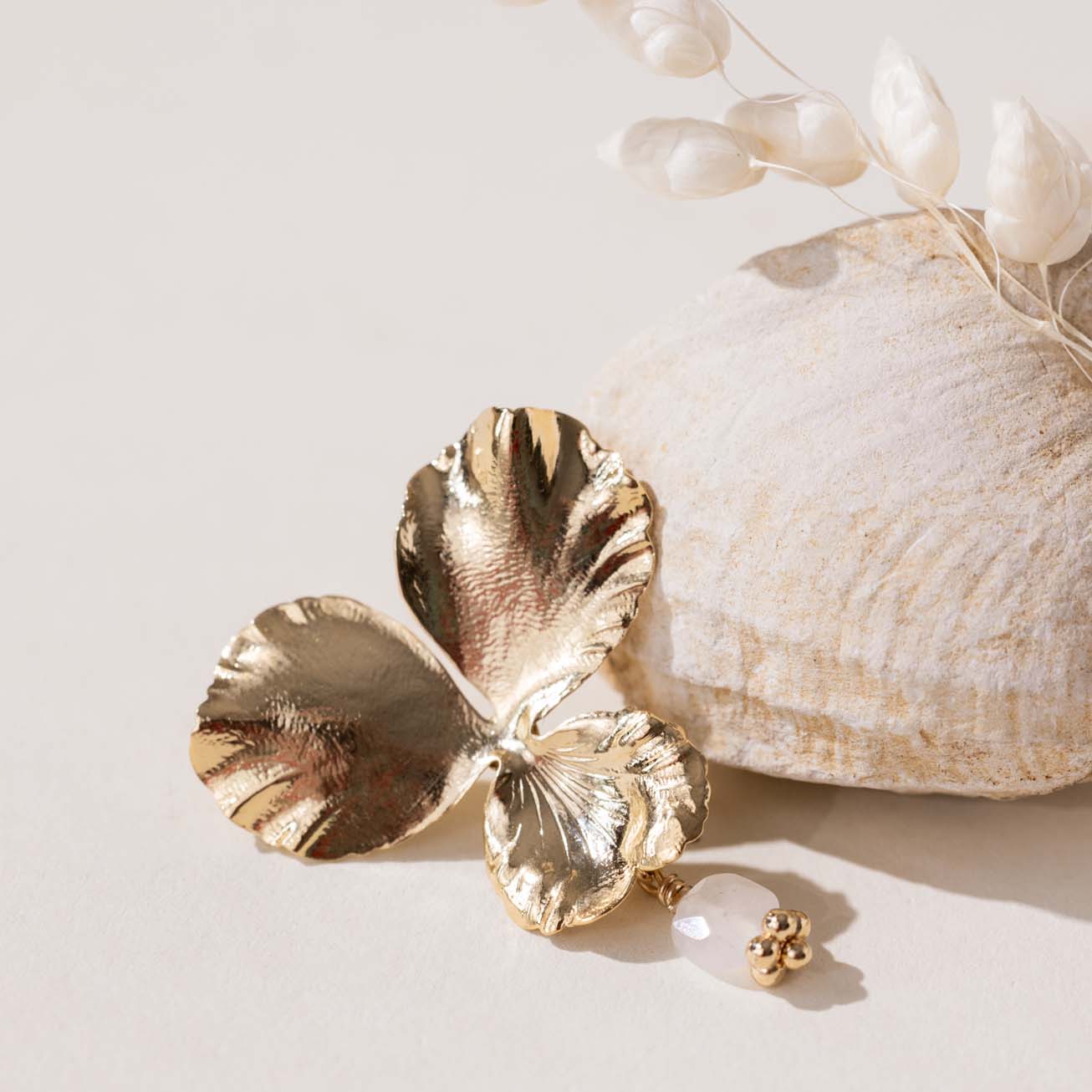 Orecchini viola del pensiero e pietra di luna