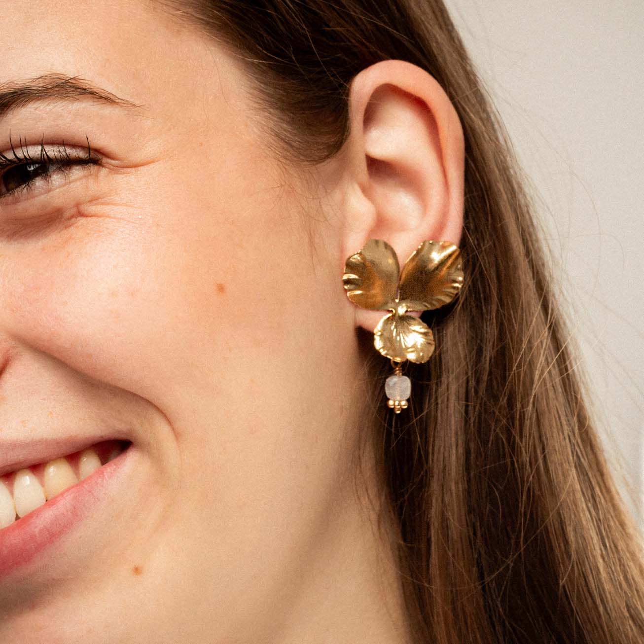 Orecchini viola del pensiero e pietra di luna