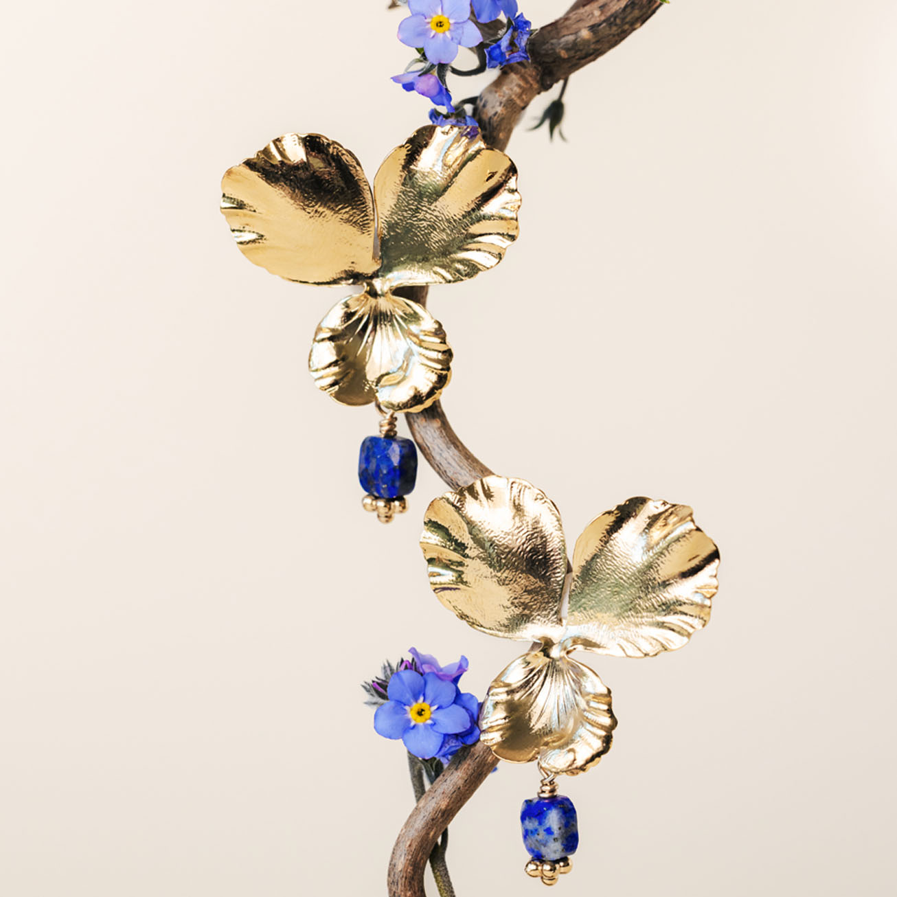 Orecchini viola del pensiero e lapislazzuli