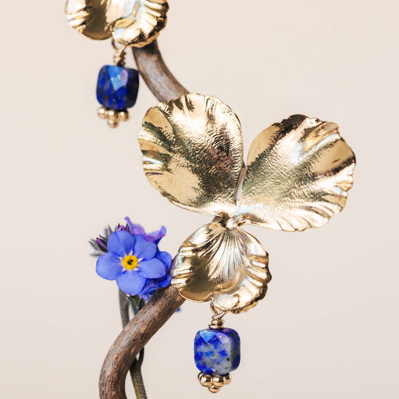 Orecchini viola del pensiero e lapislazzuli