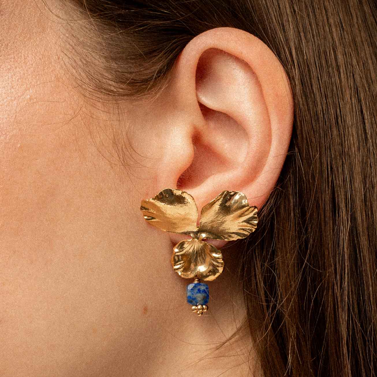 Orecchini viola del pensiero e lapislazzuli