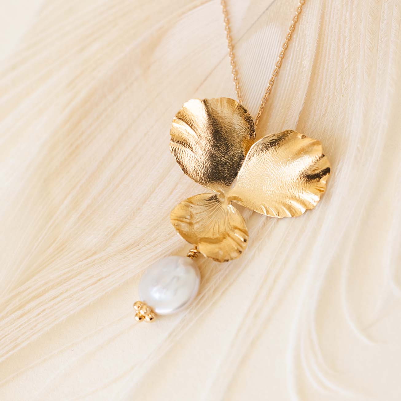 Collana viola del pensiero e perla