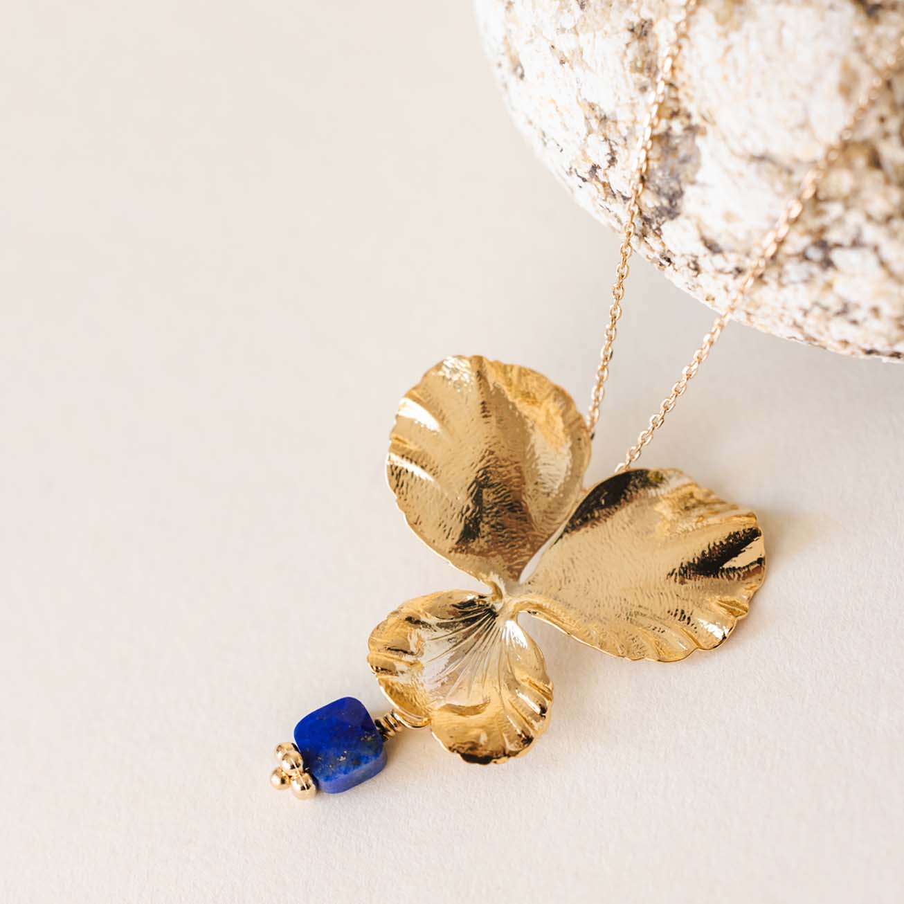 Collana viola del pensiero e lapislazzuli