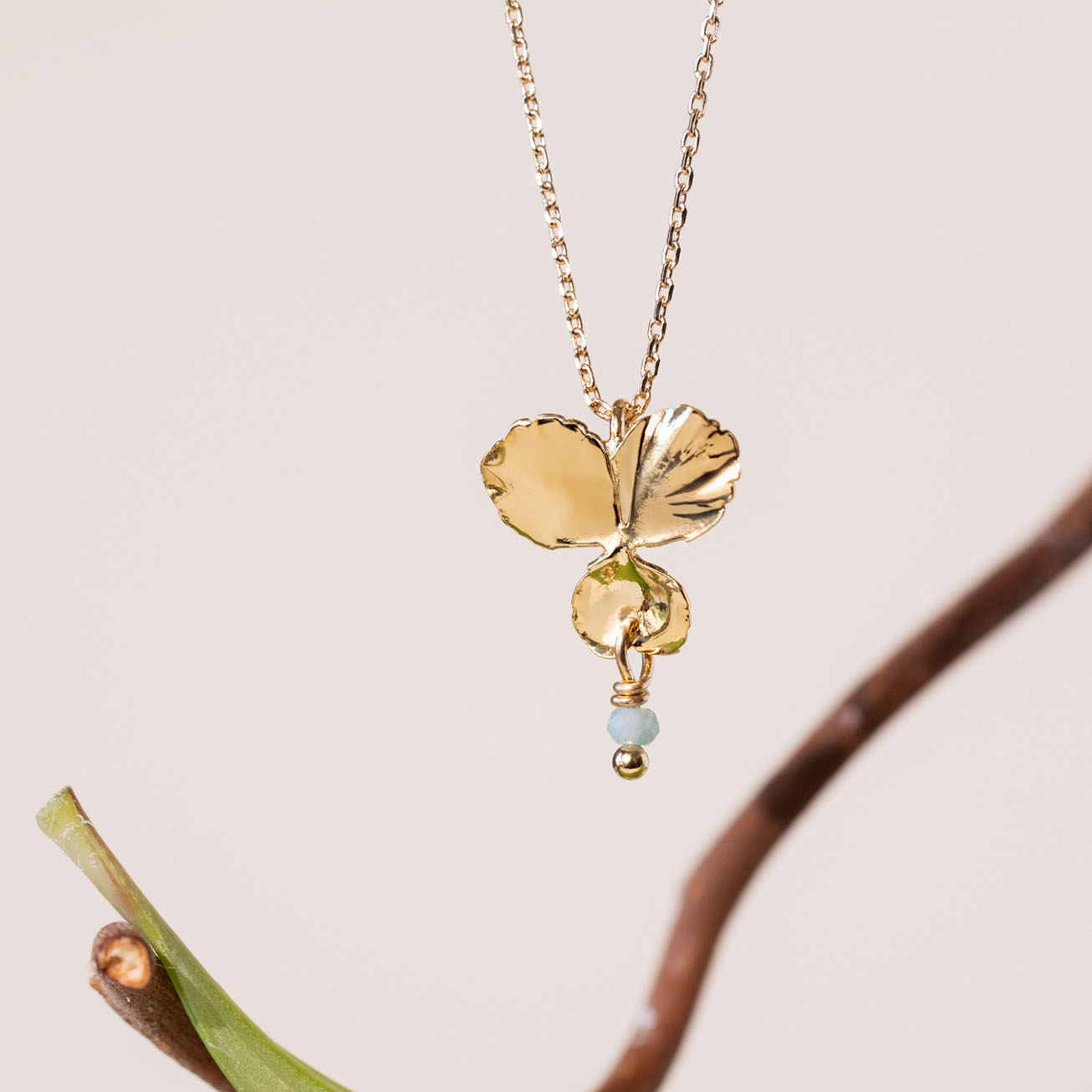 Collana viola del pensiero e smeraldo