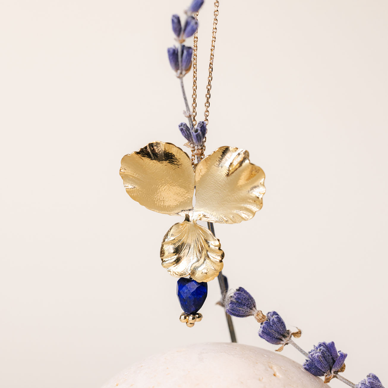 Collana viola del pensiero cuore di lapislazzuli