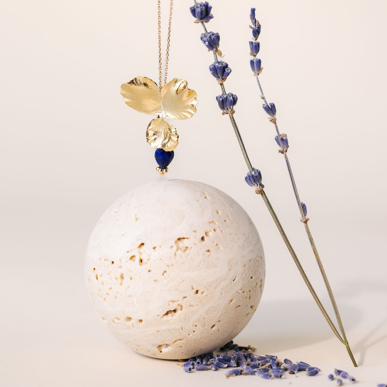 Collana viola del pensiero cuore di lapislazzuli